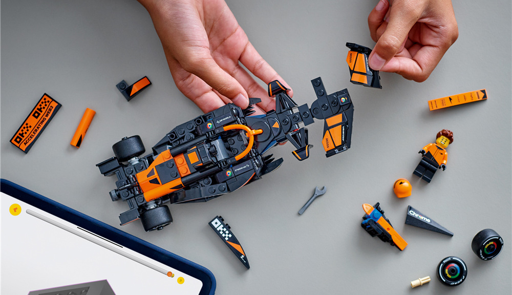 Stavebnica LEGO® Speed Champions 77251 Závodní auto McLaren F1® Team MCL38 Kompaktný model sa hodí na vystavenie, pretekanie aj ako súčasť vlastnej zbierky vozidiel LEGO Speed Champions.
