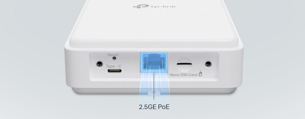 Router TP-Link NE200-Outdoor 5G biely Biely router TP-Link s portami USB typu C, 2,5 GE PoE a slotom pre kartu Nano SIM. Modré zvýraznenie na ethernetovom porte zdôrazňuje konektivitu.