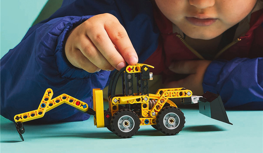 Stavebnica LEGO® Technic 42197 Zadní nakladač Stabilizačné podpery a ďalšie pohyblivé prvky približujú deťom fungovanie skutočných stavebných strojov.