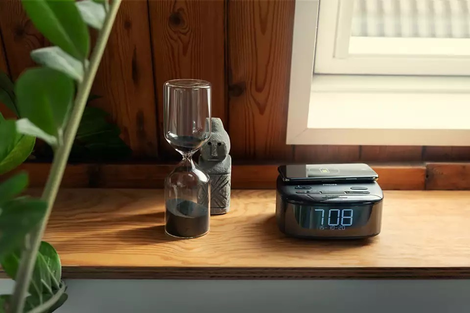 Rádiobudík Philips TAR7705 Qi čierny