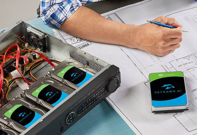 Pevný disk 3,5" Seagate SkyHawk AI 10TB sivá farba Pevný disk SkyHawk AI vyniká svojou energeticky úspornou prevádzkou