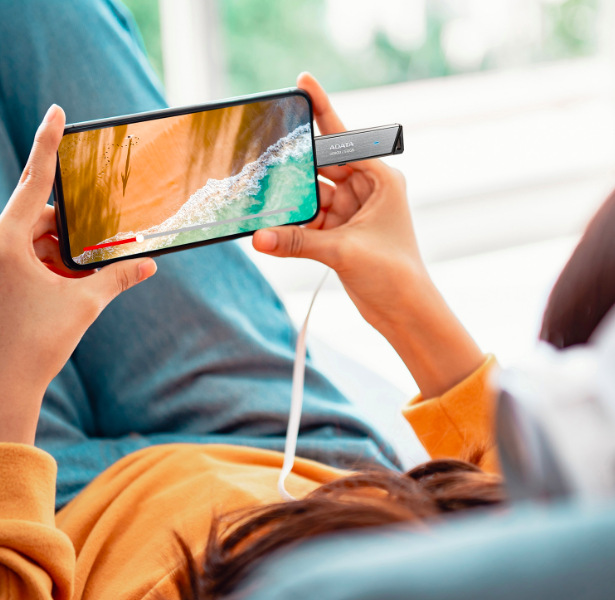 ADATA UE800 128GB pripojený k mobilnému telefónu pri sledovaní videa z externého úložiska