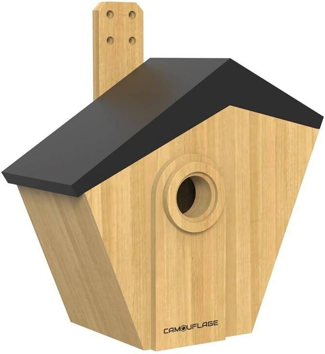 Drevené vtáčie krmítko Camouflage EZ-BirdBox s čiernou strechou a solárnym panelom.