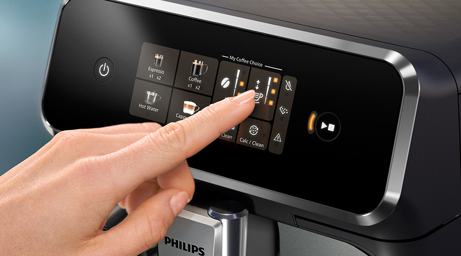 Žena ovláda automatický kávovar Philips EP2339/40 2300 Series dotykovým displejom