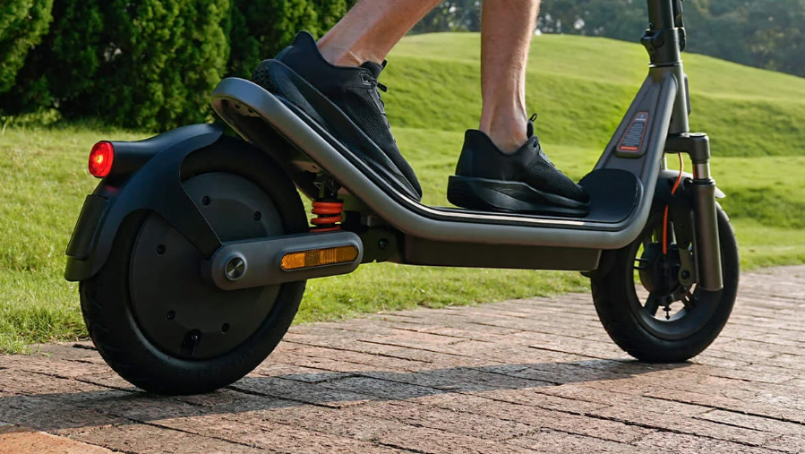 Xiaomi Electric Scooter 6 ponúka veľké 12" pneumatiky a odpruženie vpredu aj vzadu