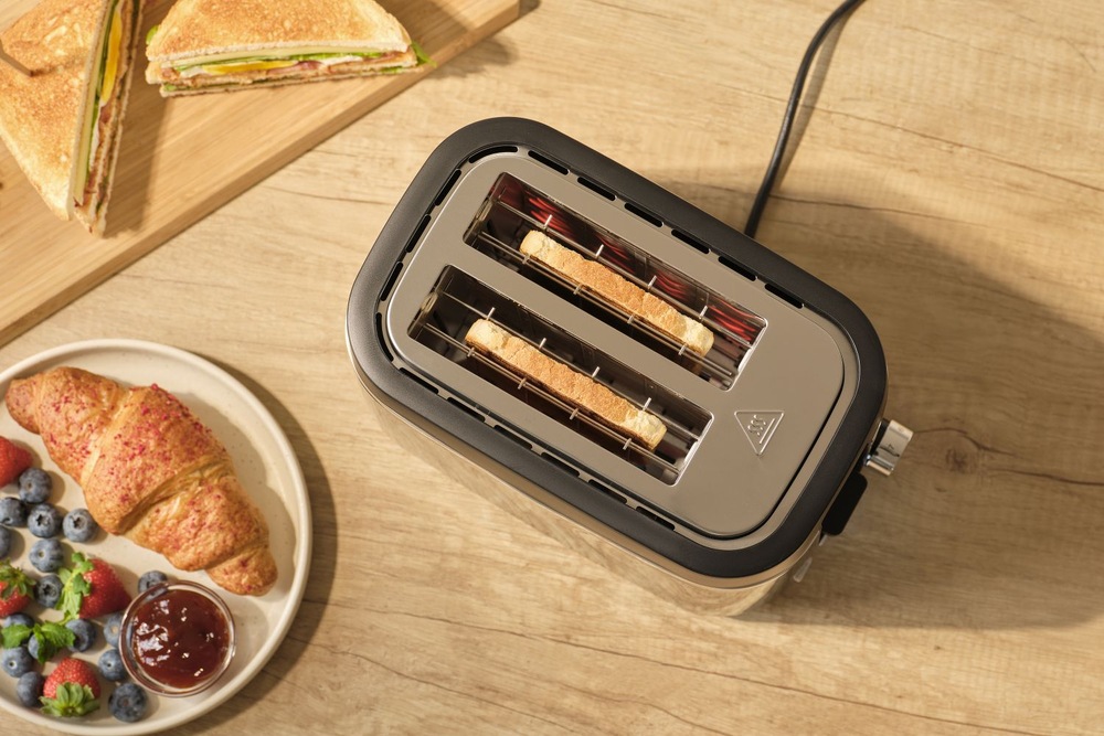 Hriankovač Sencor STS 2710BK čierny Rovnomerne opekané toasty v hriankovači Sencor STS 2710BK doplnené o naservírované raňajky.