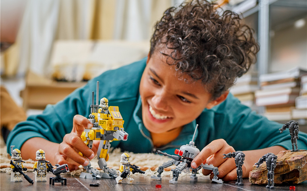Stavebnica LEGO® Star Wars™ 75431 Bitevní balíček klonovaných vojáků z 327. hvězdného sboru Aplikácia LEGO Builder ponúka digitálny návod s možnosťou modely približovať, otáčať v 3D a sledovať postup stavania