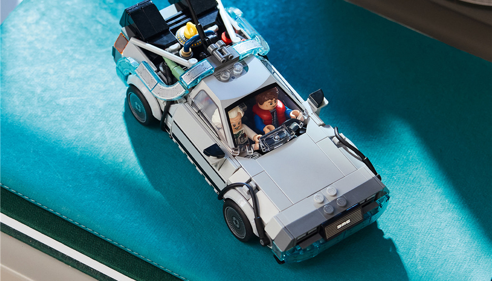 Stavebnica LEGO® Speed Champions 77256 Stroj času z filmu Návrat do budoucnosti Vozidlo je možné zostaviť s bleskovým hákom alebo upraviť do letového režimu s bočnými kolesami a zariadením Mr. Fusion.