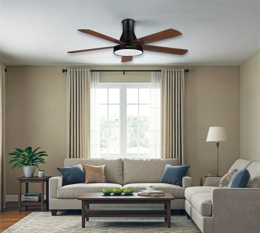 Stropný ventilátor Rohnson v modernej obývacej izbe s pohovkou a veľkými oknami.