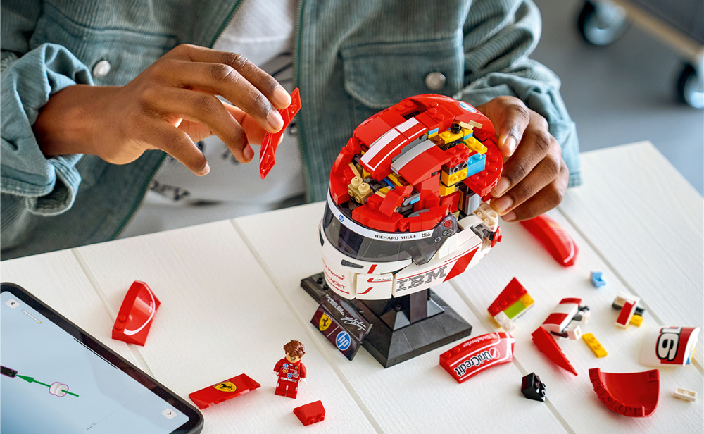 Stavebnica LEGO® Editions 43014 Prilba Charles Leclerc zo Scuderia Ferrari HP 886 dielikov a aplikácia LEGO Builder uľahčí stavanie helmy, ktorá sa vďaka kompaktným rozmerom hodí na policu alebo stôl.