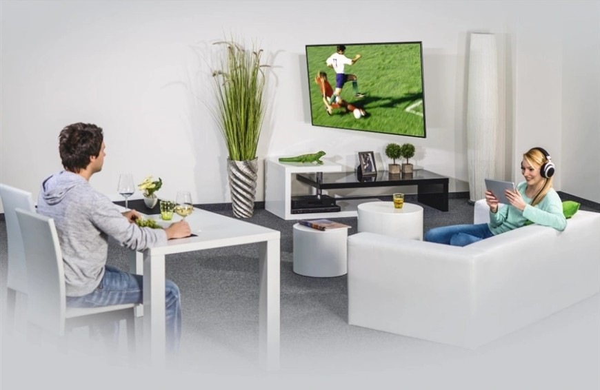 Nástenný držiak TV Hama 220821 inštalovaný na stene