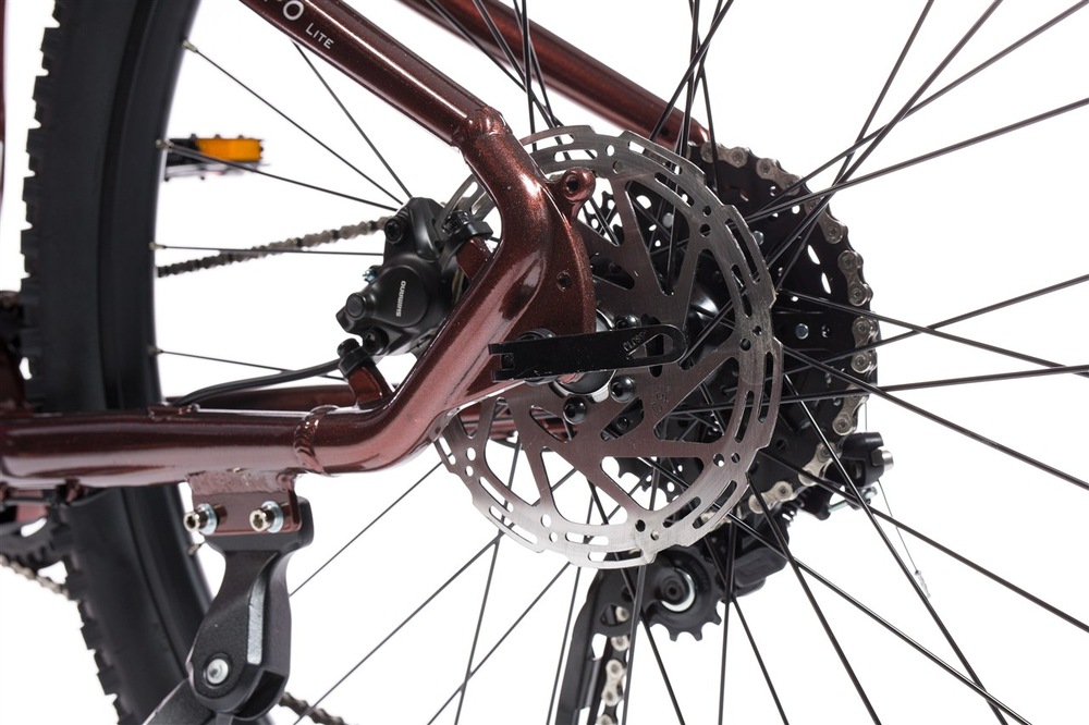 Elektrobicykel GoGEN Campo lite MX 720 29" 19" 2026 hnedé/vínovej GoGEN Campo lite MX 720 2026 spolieha na výkonné brzdy Shimano