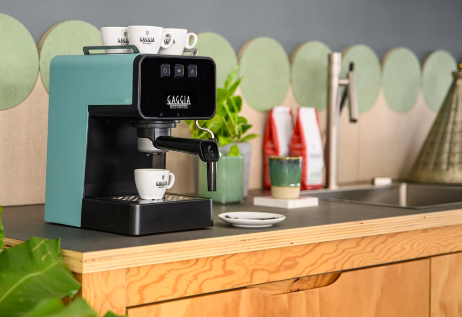 Pákový kávovar Gaggia Espresso De Luxe zelená s nahrievaním šálok na kuchynskej linke