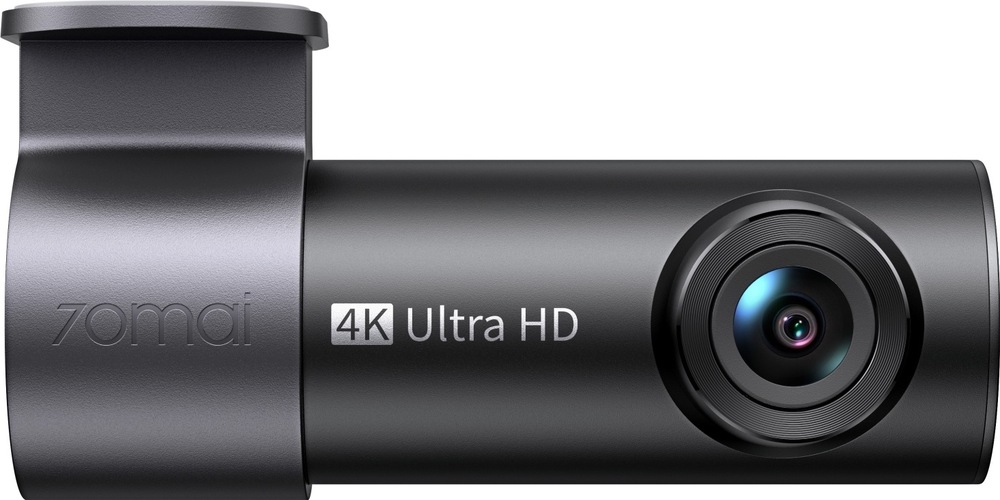 Autokamera 70mai M310 Plus 4K čierna Čelný pohľad na čiernu autokameru 70mai M310 Plus s výrazným objektívom, označením 4K Ultra HD a integrovaným držiakom na čelné sklo.