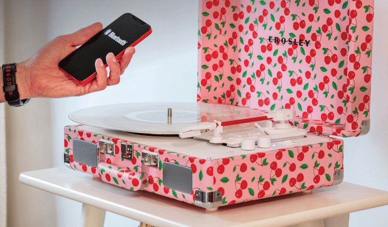 Gramofón Crosley Cruiser Plus červený/ružový Ikonický kufríkový gramofón s retro designom, dreveným rámom a ľahkým prenášaním kamkoľvek.