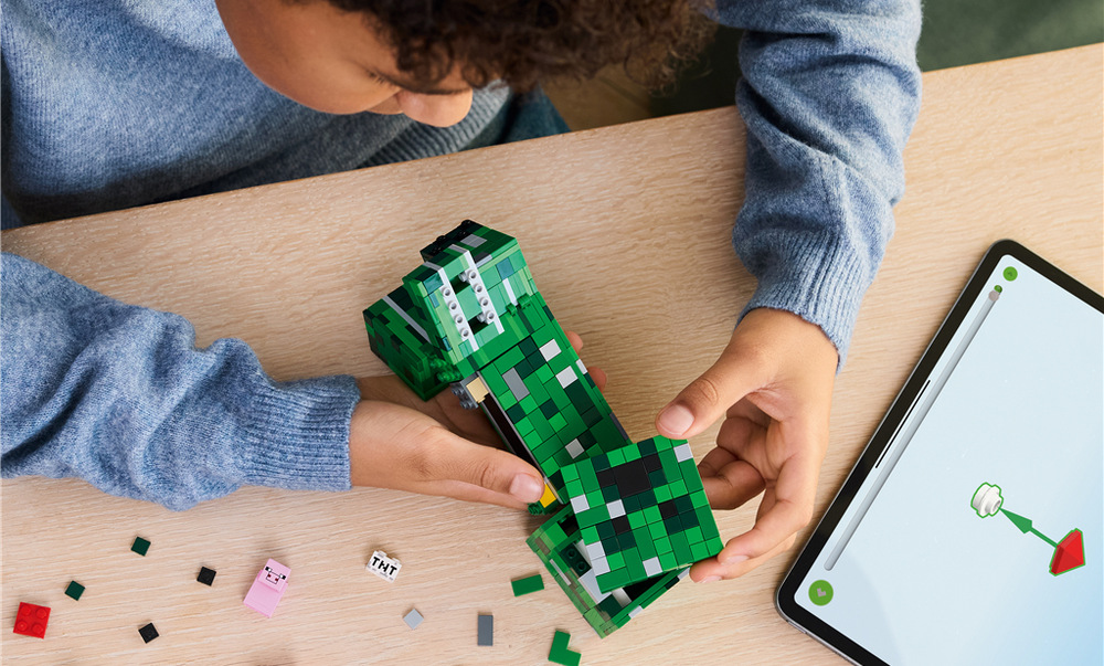 Stavebnica LEGO® Minecraft® 21276 The Creeper™ Creeper zo 665 dielikov meria cez 21 cm a vďaka ikonickému vzhľadu sa stane výraznou súčasťou zbierky.