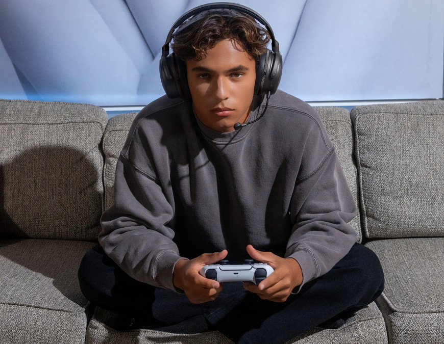 Headset Audeze Maxwell 2 PlayStation sivý Hráč s bezdrôtovým headsetom pri hraní na konzole