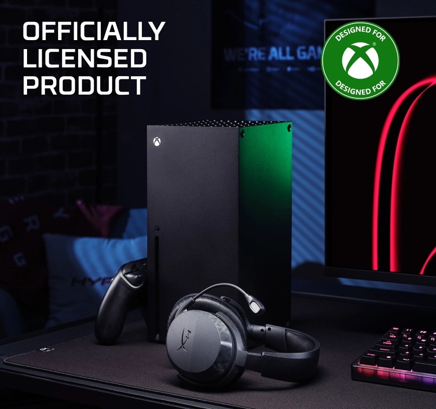 Headset HyperX CloudX Stinger 3 Wireless for Xbox čierny Headset HyperX CloudX Stinger 3 Wireless oficiálne licencovaný pre Xbox vedľa hernej konzoly a ovládača