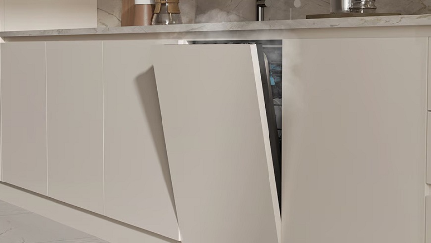 Umývačka riadu Samsung DW80H73WBB0U1 para uniká z pootvorenej umývačky Samsung DW80H73WBB0U1