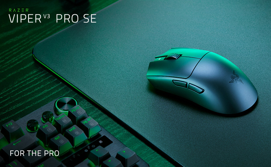 Myš Razer VIPER V3 PRO SE Wireless Esports Gaming čierna Myš položená na hernej podložke vedľa klávesnice v zeleno nasvietenom hernom setupe, zdôrazňujúce profesionálne zameranie modelu Razer Viper V3 Pro SE