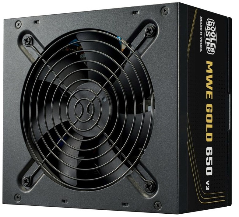 Na obrázku je čierny napájací zdroj Cooler Master. Na prednej strane má veľký chladiaci ventilátor krytý kovovou mriežkou a zboku nápis MWE Gold 550 V3. Zdroj pôsobí jednoducho, robustne a je určený pre bežné až výkonnejšie počítačové zostavy.