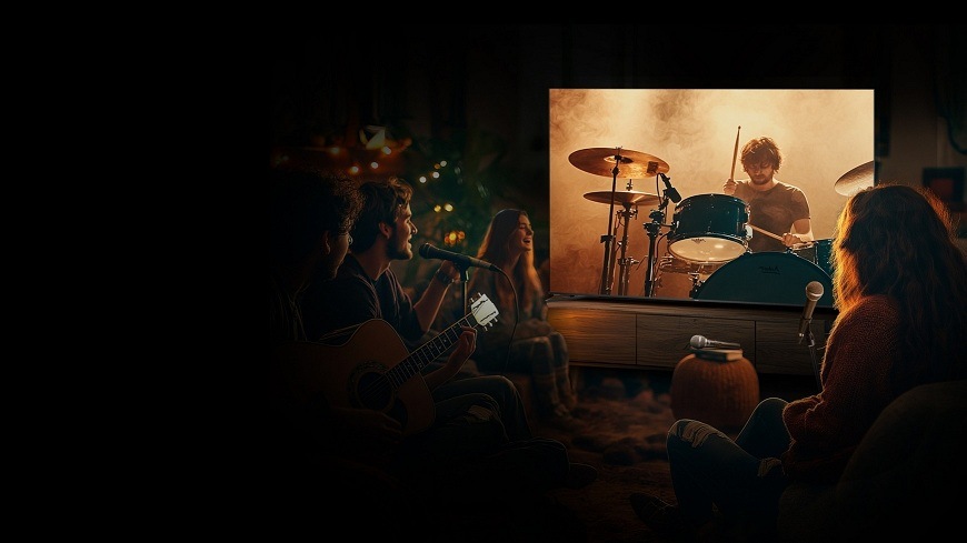 Televízor Haier H65M92FUX večerná atmosféra, priatelia majú karaoke pri Televízii Haier, na ktorej je bubeník