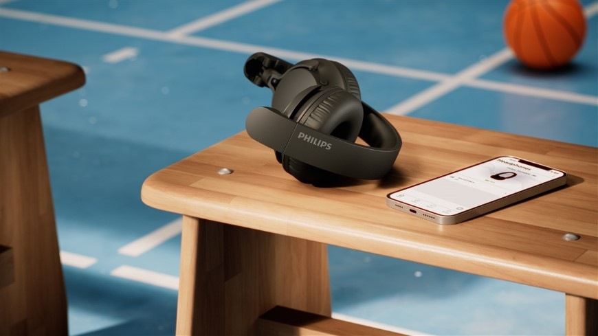 Slúchadlá Philips TAH4000WT/00 biela Zložené slúchadlá Philips položené na lavici vedľa smartfónu
