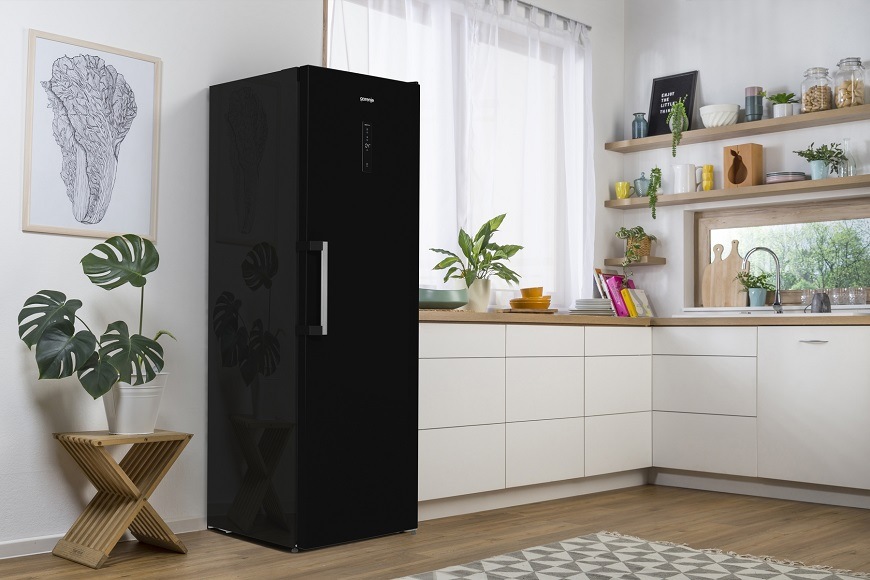 Voľne stojaca jednodverová chladnička Gorenje R619EABK6, čierna