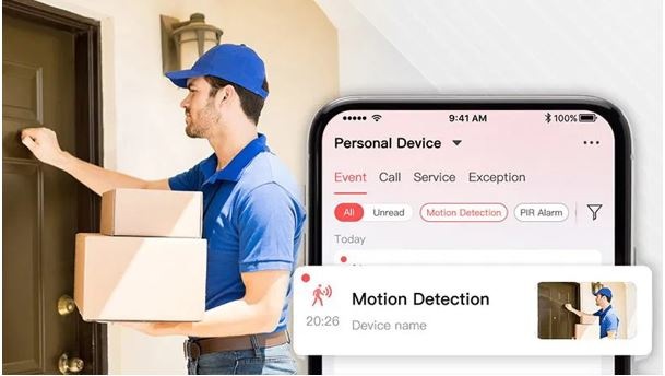 IP kamera HiLook Powered by HIKVISION IPC-B140HA-LU Bullet 4Mpix 2,8mm biela Muž nesie balík a klope na dvere, IP kamera Hilook zaznamenáva