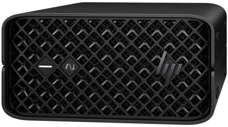 PC mini HP Z2 Mini G1a čierny Na obrázku je kompaktný stolný počítač HP Z2 Mini G1a AMD Ryzeň AI Max + PRO 395 v čiernom prevedení. Je fotený spredu a má zaoblené rohy, nízky obdĺžnikový tvar a čelný panel krytý výraznou mriežkou s kosoštvorcovým vzorom. Vľavo sú dve malé tlačidlá alebo kontrolné prvky a vpravo logo HP.