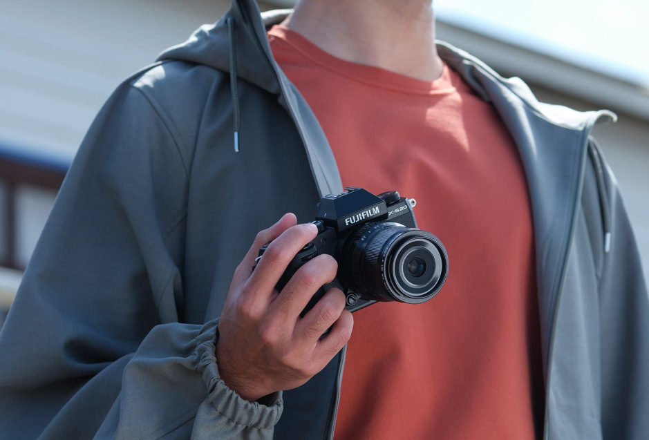 Fujifilm X-S20 váži len 491 g