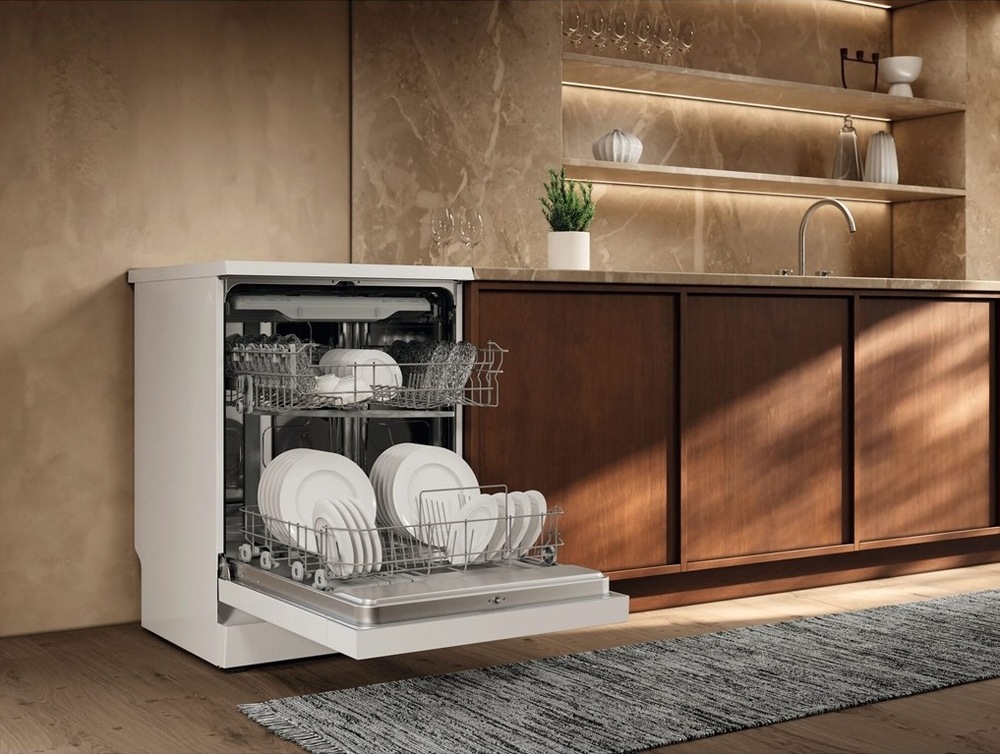 Umývačka riadu Electrolux Série 600 E62SD200SW biela Otvorená umývačka Electrolux E62SD200SW séria 600 vedľa kuchynskej linky