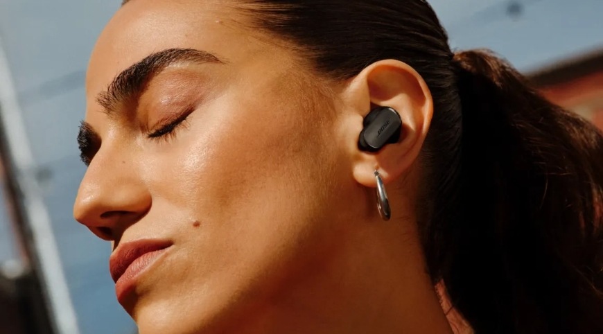 Slúchadlá Bose QuietComfort Ultra Earbuds ( 2Gen ) čierna/zlatá Žena so zavretými očami si vychutnáva kvalitné audio zo slúchadiel Bose QuietComfort Ultra Earbuds (2nd Gen)