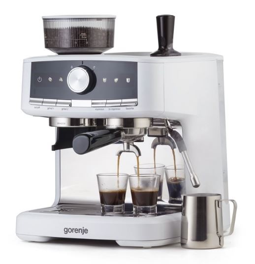 Pákový kávovar GORENJE GSACM20W v bielom prevedení chysta dve espressá. Vedľa je kanvička na mlieko