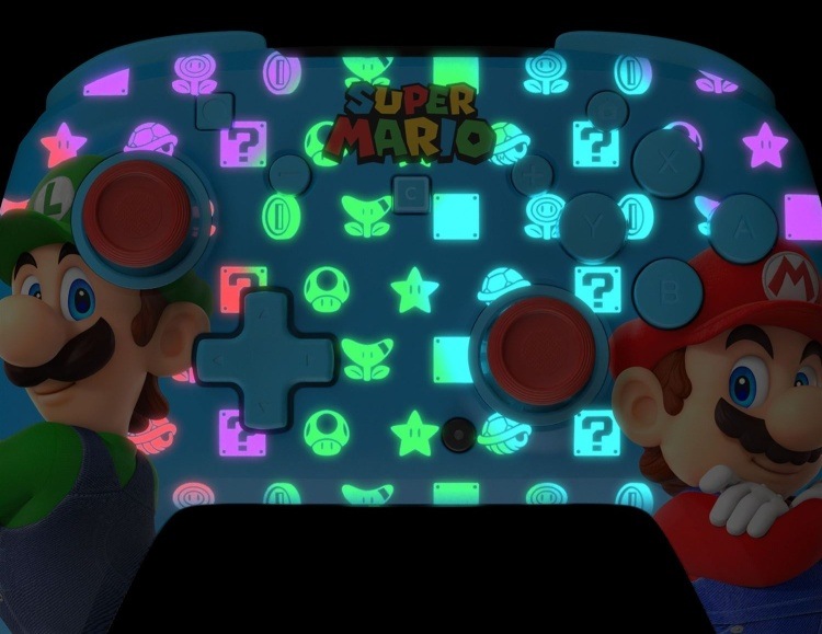 Gamepad Turtle Beach Super Mario s rozsvieteným RGB podsvietením herných ikon a logom.