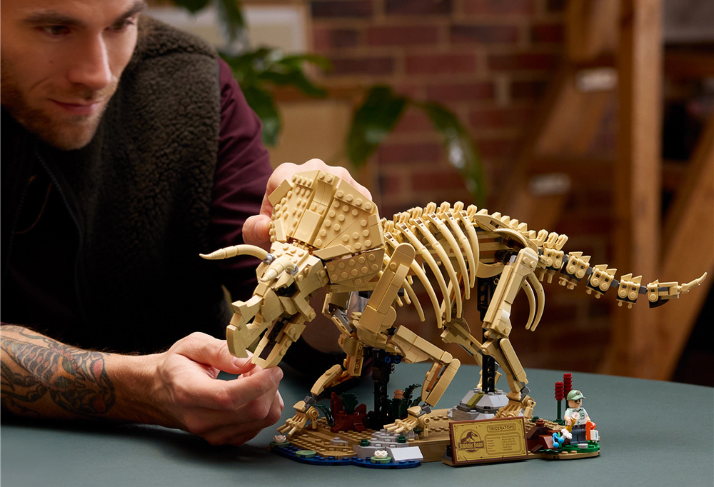 Stavebnica LEGO® Jurassic World 77985 Dinosaurie fosílie: Triceratops Pre fanúšikov dinosaurov a Jurského sveta je pripravený pôsobivý model s interaktívnym 3D návodom.