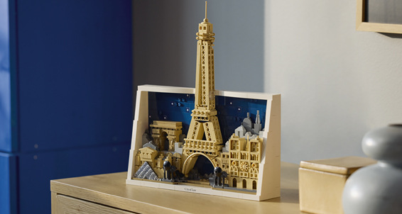 Stavebnica LEGO® Architecture 21064 Paříž – město lásky Elegantný obraz z kociek je možné zavesiť na stenu alebo postaviť na polici a vďaka rozmerom zaujme v každom interiéri.