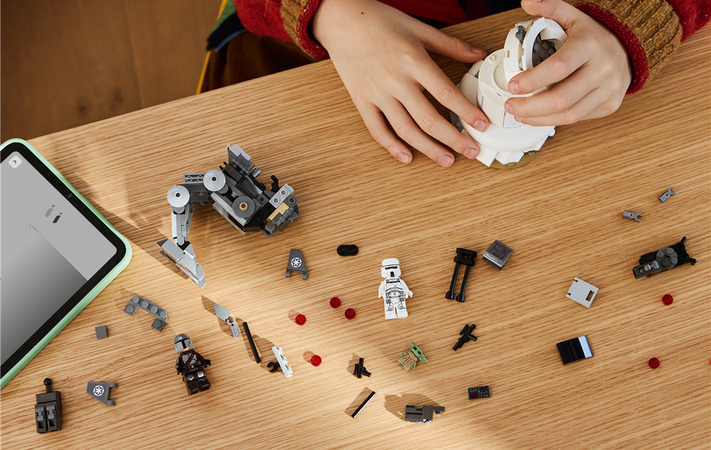 Stavebnica LEGO® Star Wars™ 75444 Útok AT-RT™ Obranná veža Imperiálneho zostatku sa otáča a ukrýva držiak na zbrane aj úložný priestor pre vybavenie.