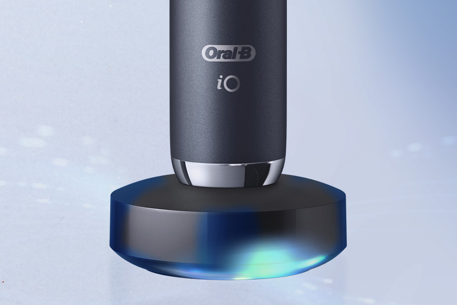 Zubná kefka Oral-B iO Series 9 Black Special Edition čierny BRAIO9BKSE, Detail kefky na magnetickej nabíjacej základni.