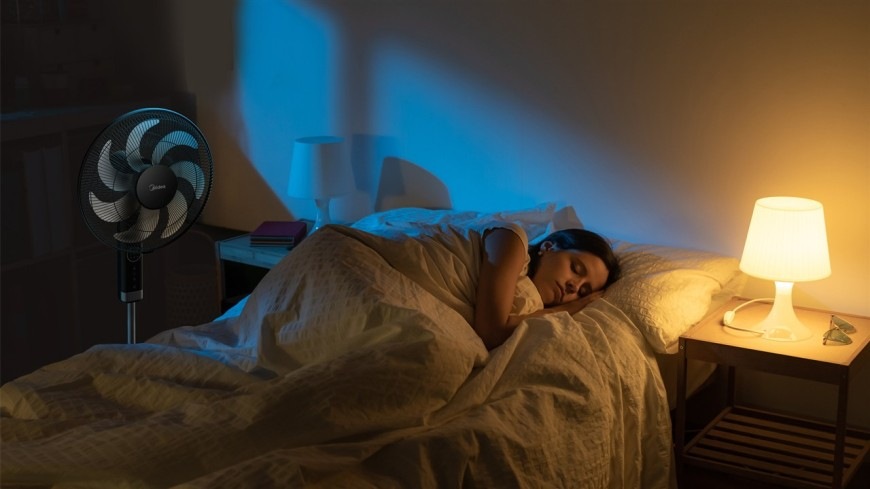Ventilátor stojanový Midea MFS402R0DK čierny Stojanový ventilátor Midea MFS402R0DK inštalovaný v spálni