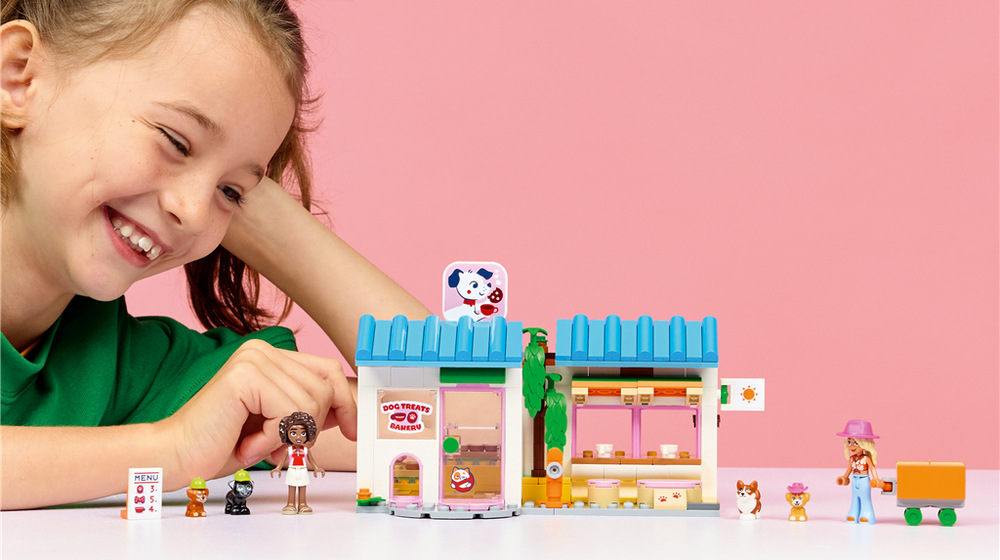 Stavebnica LEGO® Friends 42677 Pekárna pamlsků pro pejsky Aplikácia LEGO Builder uľahčí stavanie a možnosť prepojenia s ďalšími sadami LEGO Friends rozšíri herný svet.