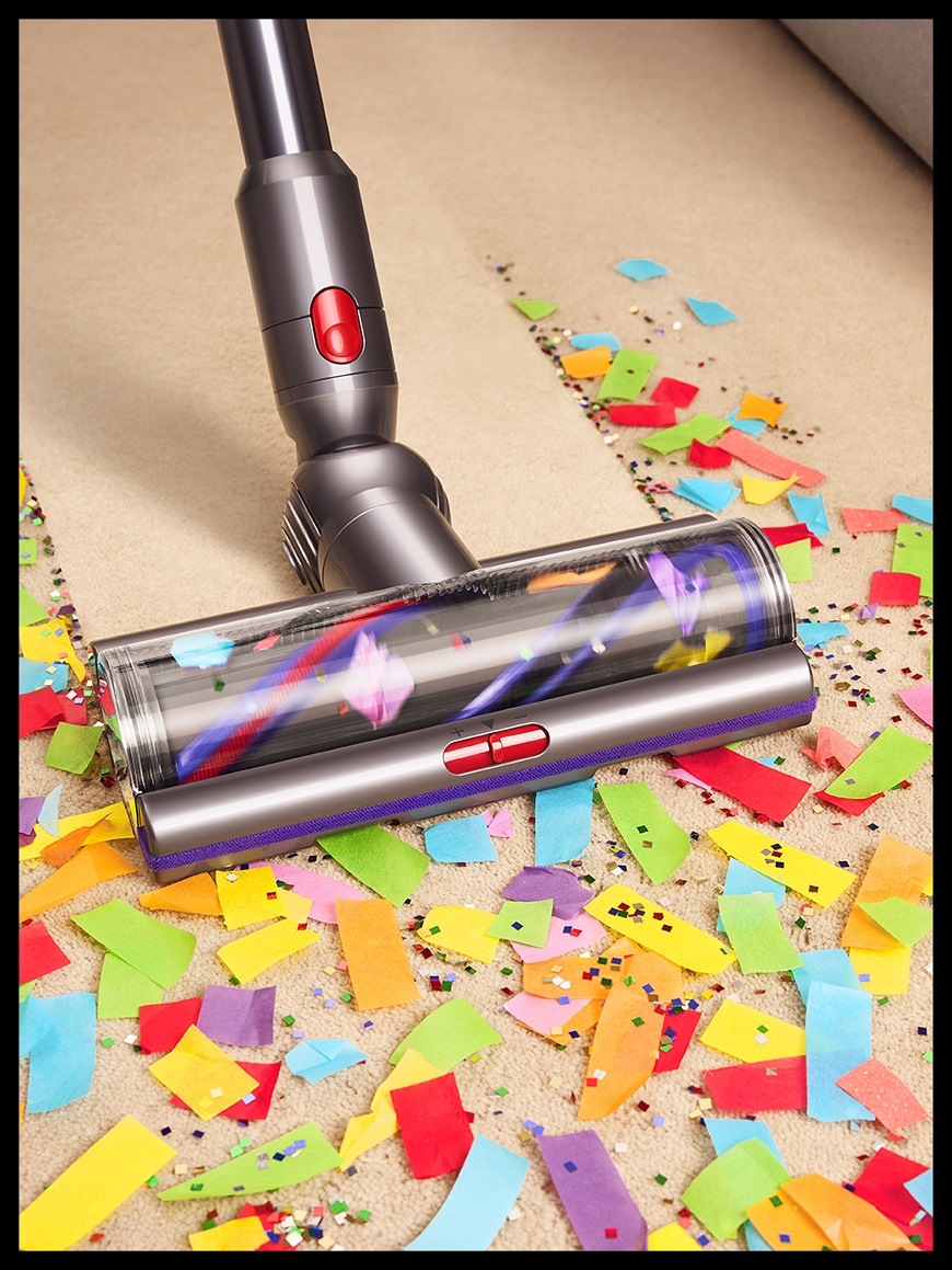 Tyčový vysávač Dyson V15 Detect Absolute 2026 strieborný Detail vysávania pomocou vysávača Dyson V15 Detect Absolute 2026″ width=