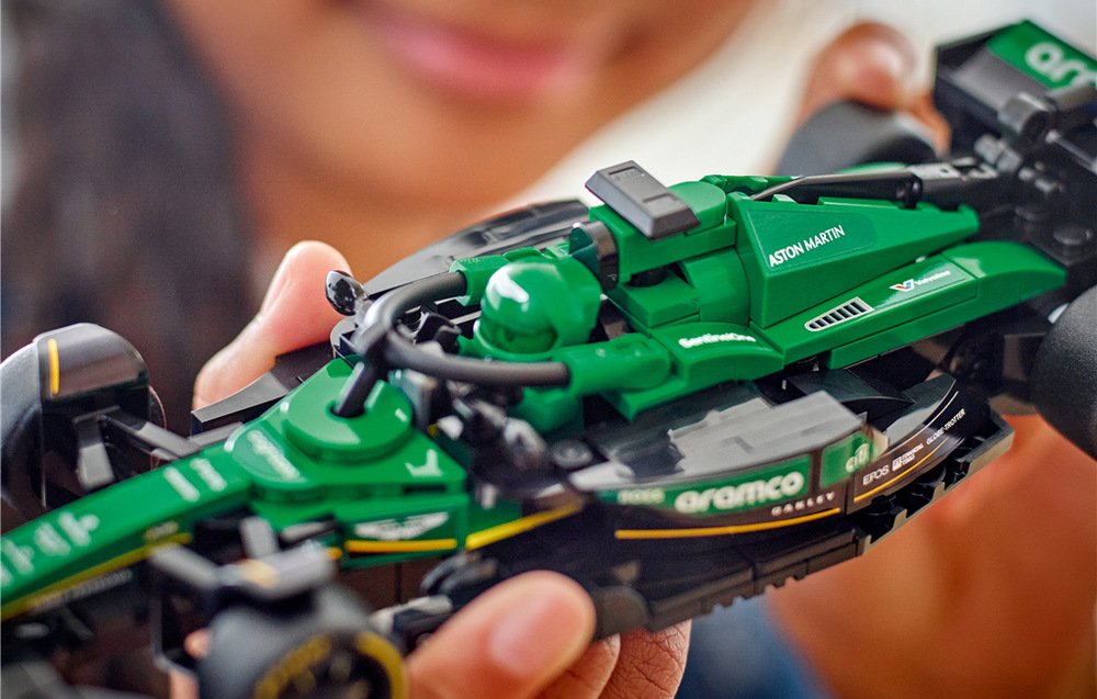 Stavebnica LEGO® Speed Champions 77245 Závodní auto Aston Martin Aramco F1® AMR24 Stavebnica LEGO ponúka 269 kociek a kompaktný model auta, ktorý poteší školákov od 10 rokov aj fanúšikov Formule 1.