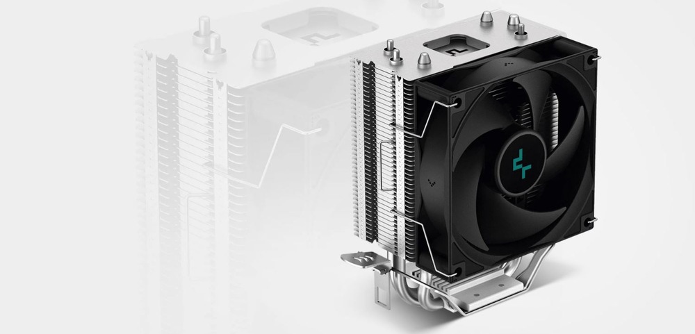 Čierny chladič procesora s veľkým ventilátorom a niekoľkými hliníkovými rebrami. Má elegantný a moderný dizajn s dôrazom na efektívnu chladiacu technológiu.
