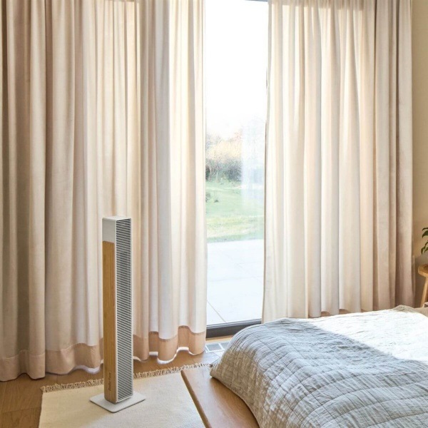 Ventilátor stĺpový Stadler Form Nick Bamboo White biely Vežový ventilátor Stadler Form Nick Bamboo White pri okne v modernej spálni.