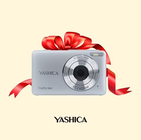 Kompaktný fotoaparát Yashica DigiPix 100 s červenou darčekovou stuhou