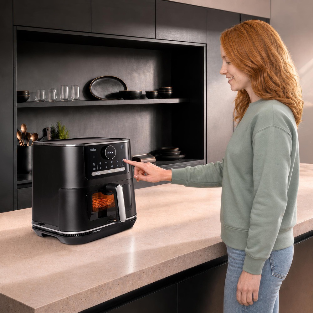 Fritéza teplovzdušná Braun MultiFry 7 HF7076BK čierna Žena ovláda fritézu Braun Multifry 7 HF7076BK