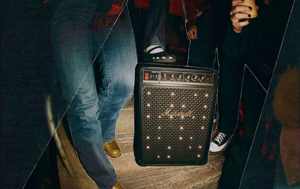 Retro snímka nôh ľudí a Marshall Bromley 450″ width=
