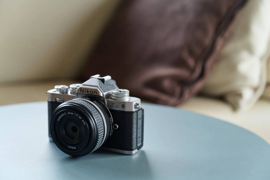 Objektív Nikon NIKKOR Z 40 mm f/2 (SE) čierny Fotoaparát Nikon s retro objektívom NIKKOR Z 40 mm f/2 (SE)