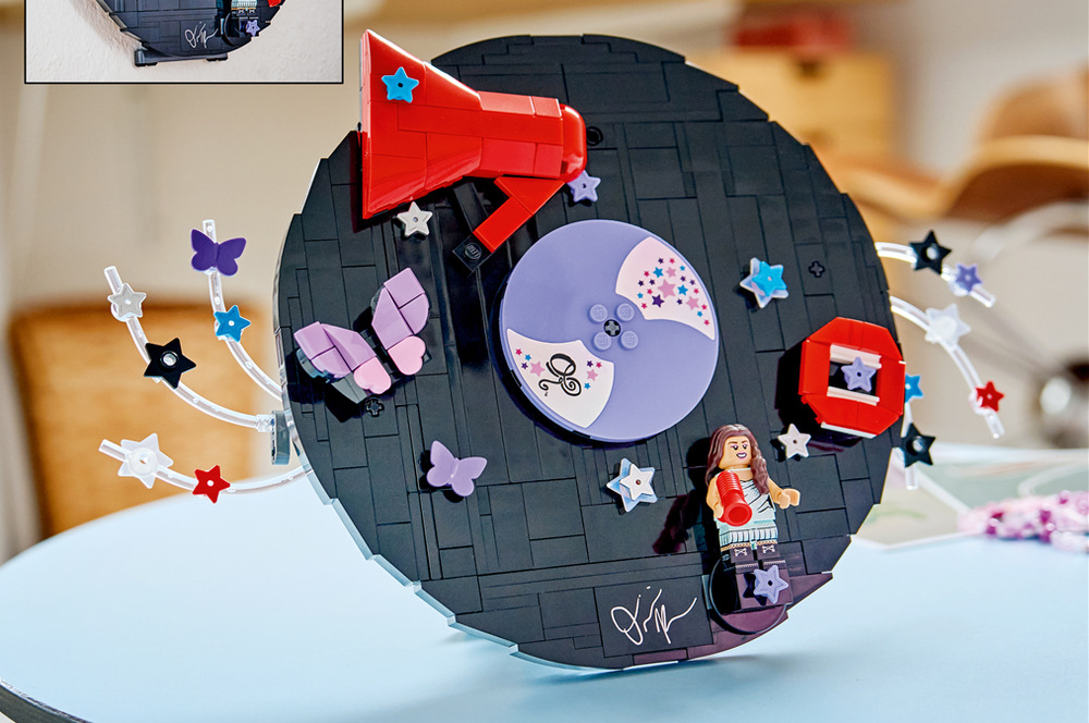 Stavebnica LEGO® Editions 43028 Platňa Olivie Rodrigo Po zostavení je možné 360 dielikov premeniť v dekorácii na zavesenie či vystavenie na stole alebo polici.